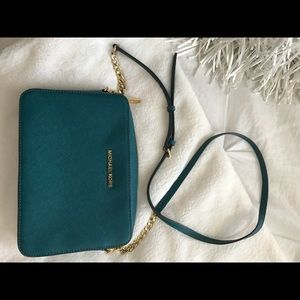 Micheal Kors cross body purse